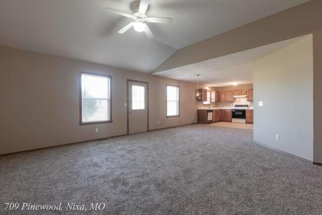 Building Photo - 709 S Pinewood Ln