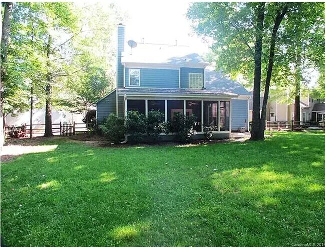 Building Photo - 3 bed 2.5 bath, Walk to Blakeney