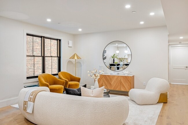 Building Photo - 421 Saratoga St