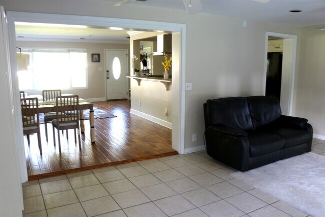 Building Photo - 410 Inglewood Dr