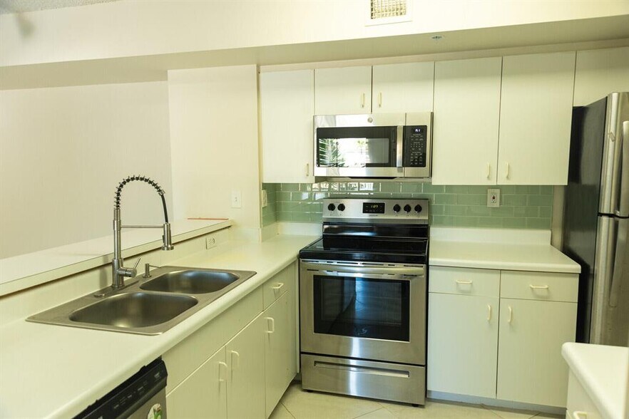 Building Photo - 2600 S University Dr