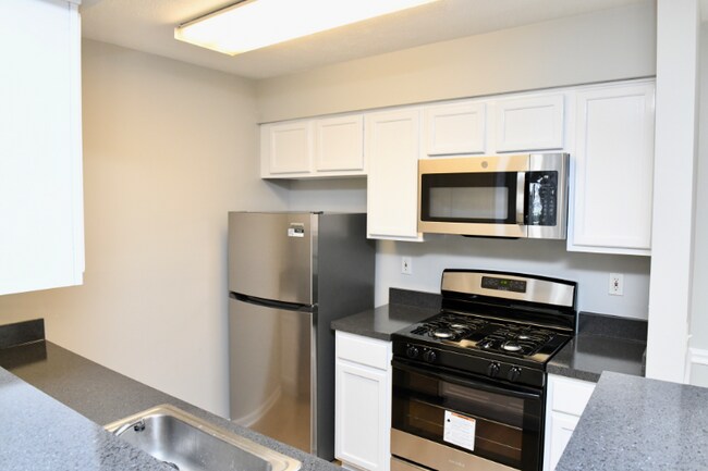 Building Photo - 8911 Town Center Cir