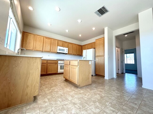 Building Photo - Single story 55+ community on golf course