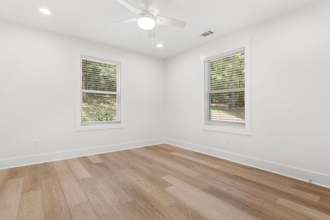 Building Photo - Four Bedroom Four Bath Home