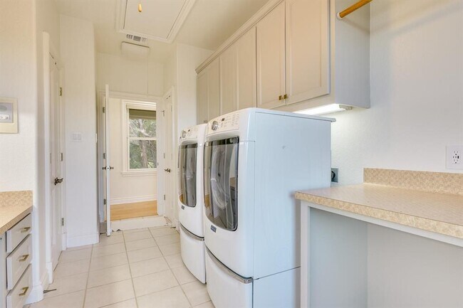 Building Photo - 813 Moonlight Bay Dr