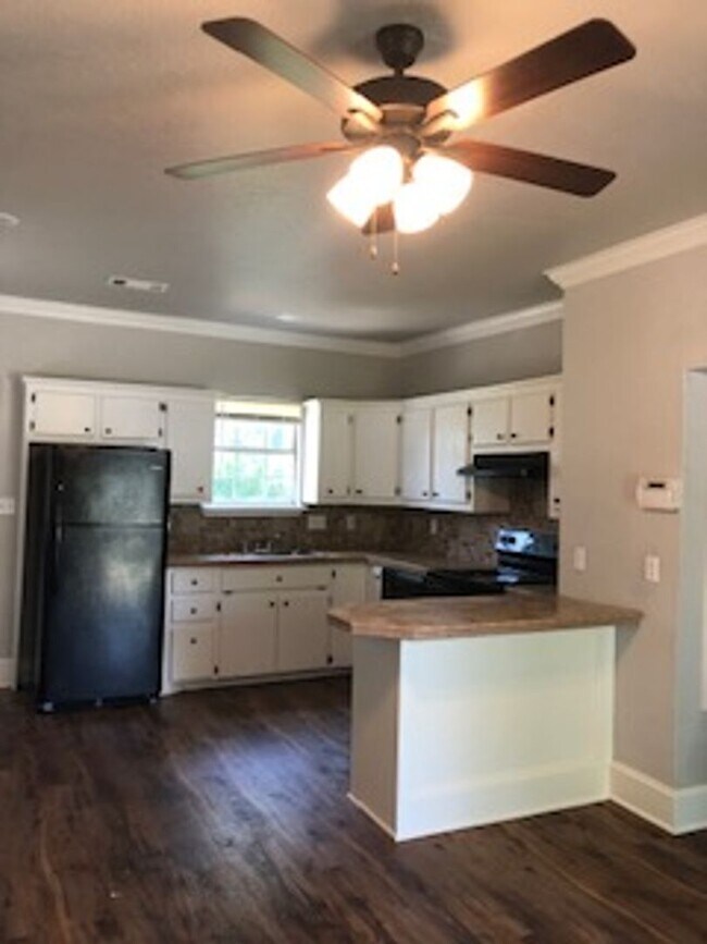 Building Photo - Two Bedroom / One Bath Home