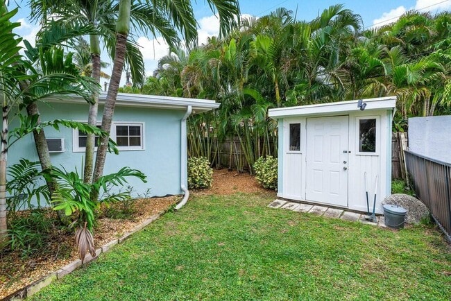 Building Photo - 121 NE Spanish Ct