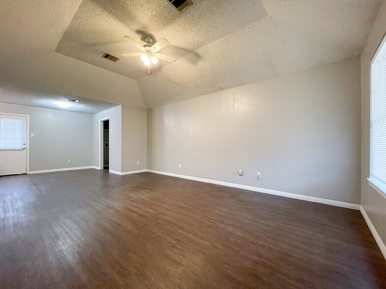 Building Photo - 141 Spring Country