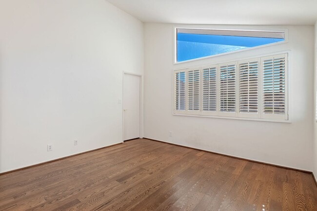 Building Photo - This wonderful East Beach Townhome Awaits!
