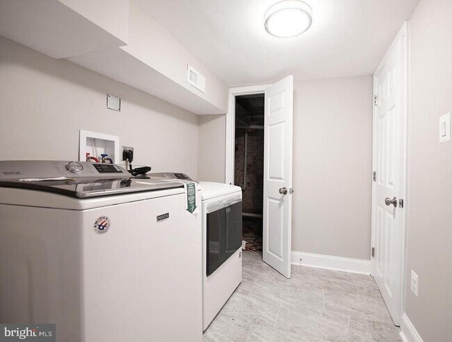 Building Photo - 2624 Llewelyn Ave