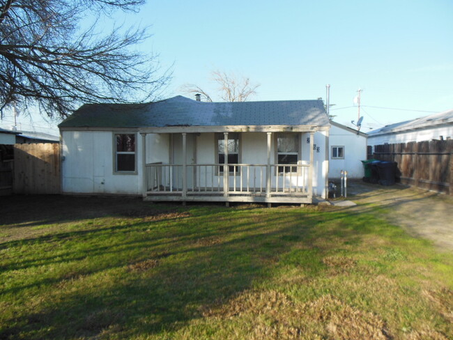 Building Photo - Large 4 Bedroom / 1 Bath House