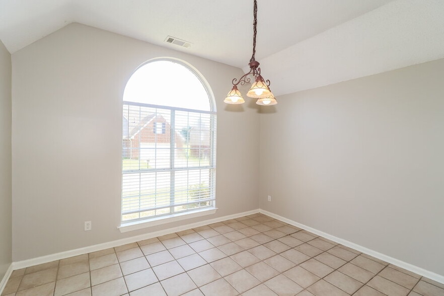 Building Photo - 9441 Club Walk Ct
