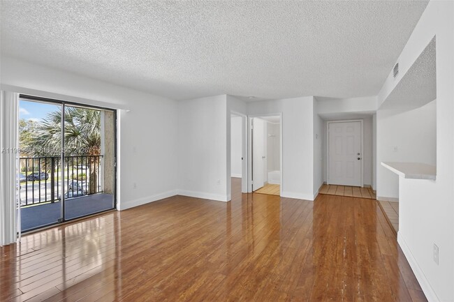 Building Photo - 400 Palm Cir W