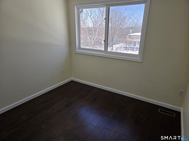 Building Photo - 27 Crows Nest Ln