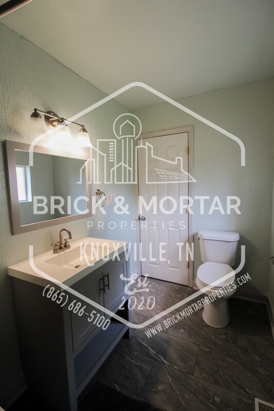 Building Photo - 427 E Caldwell Ave