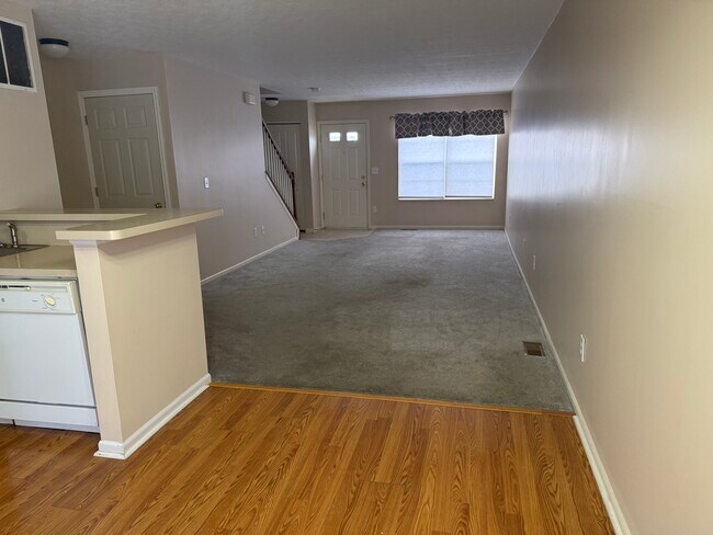 Building Photo - 1006 Hartford Village Blvd