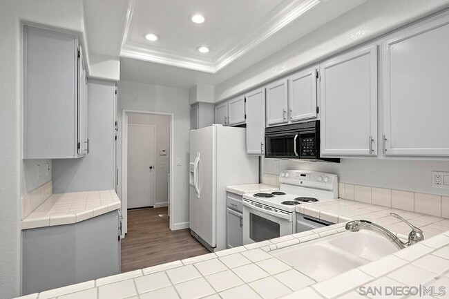 Building Photo - 7274 Shoreline Dr