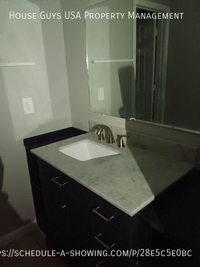 Building Photo - 208 NE Cedar Ct