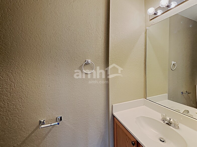 Building Photo - 1303 Range Fld