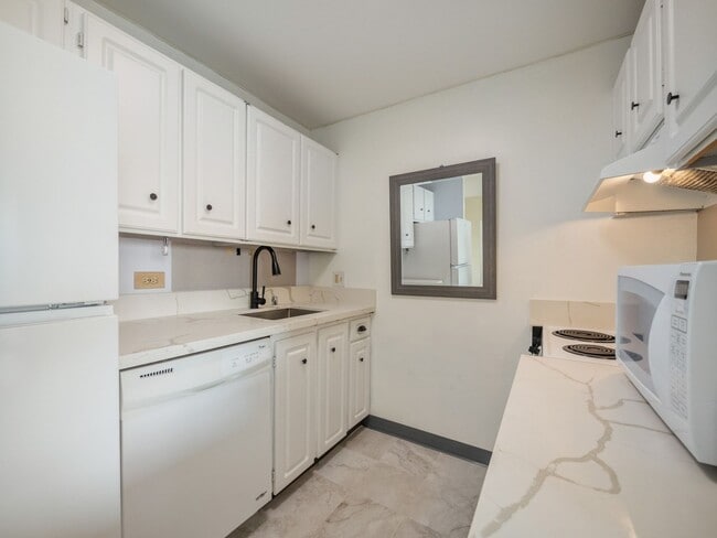 Building Photo - Remodeled Corner 1BR with Ocean & Diamond Head Views, W/D + Parking