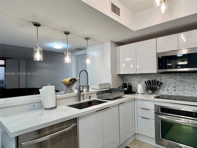 Building Photo - 2681 N Flamingo Rd