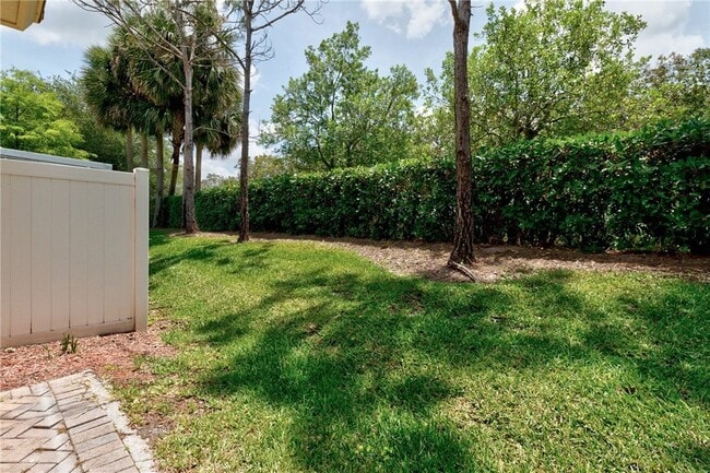 Building Photo - 9943 E Villa Cir