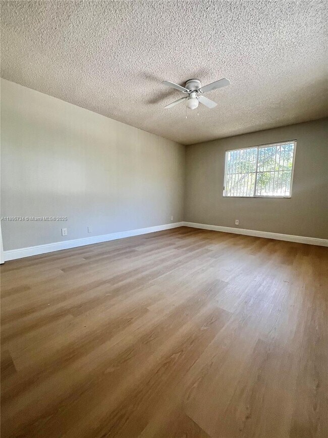 Building Photo - 9855 Westview Dr