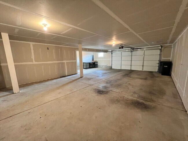 Building Photo - 3bed/2.5bath with Lofted Space at Harbor Crossing!