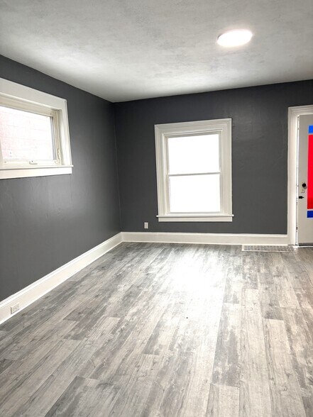 Building Photo - 313 E 7th St