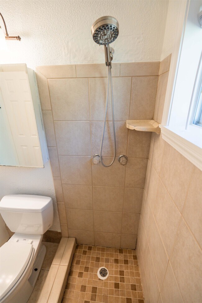 Building Photo - 406 Essex Dr