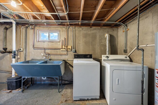Building Photo - 4850 N Clifton Ave