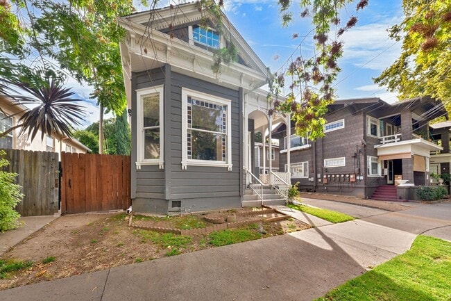 Primary Photo - Fully Updated 2BR/2BA Victorian with Priva...