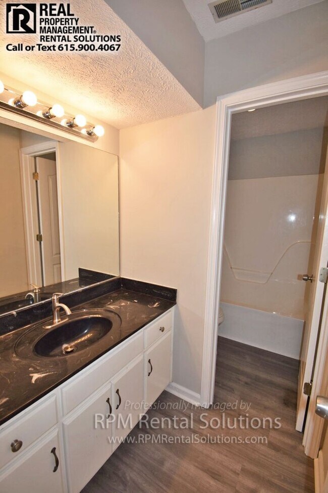 Building Photo - Wonderful 3BR/2BA duplex 1 minute from MTSU!