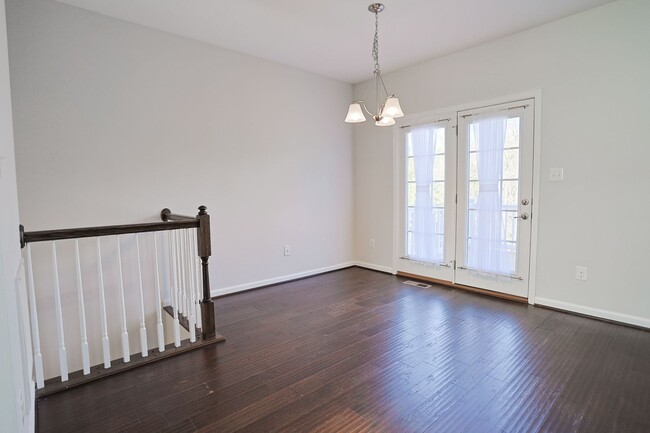 Building Photo - Move-in ready Townhome in Wenworth Green C...
