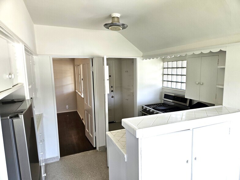 Building Photo - 8531 Rosewood Ave