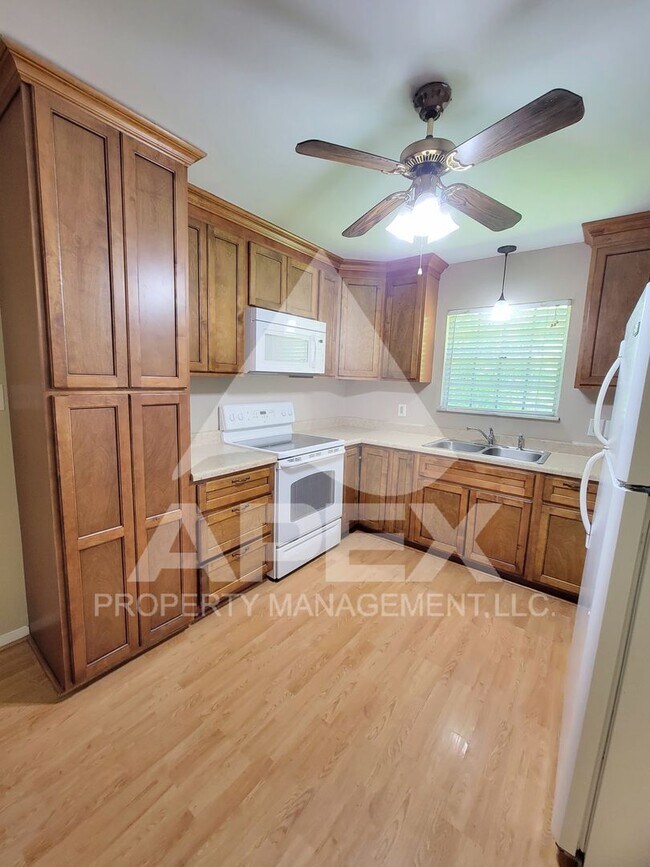 Building Photo - Spacious 3-Bd 2 BA Single Family home w/ B...
