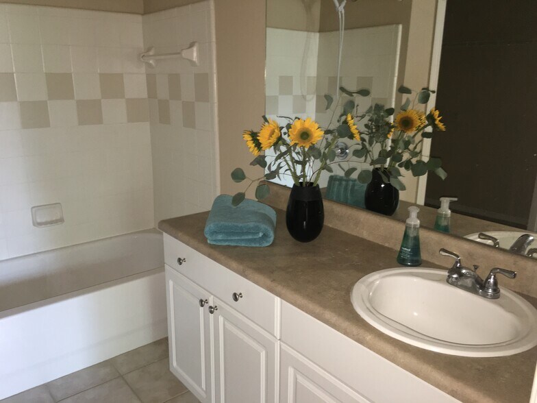 Second bedroom on suite bath - 5520 Rosehill Rd