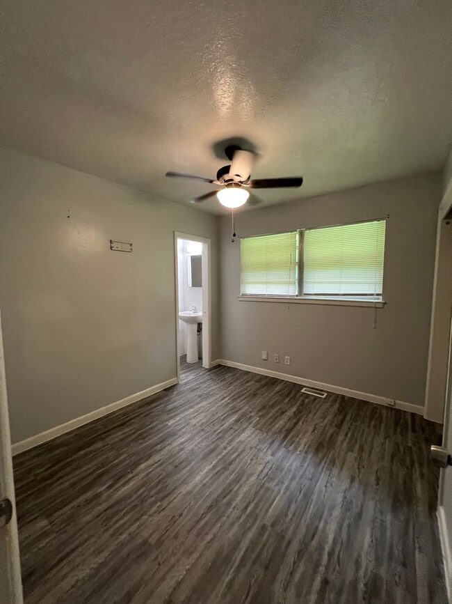 Building Photo - Must see 3 bed, 1 1/2 bath home near Downt...