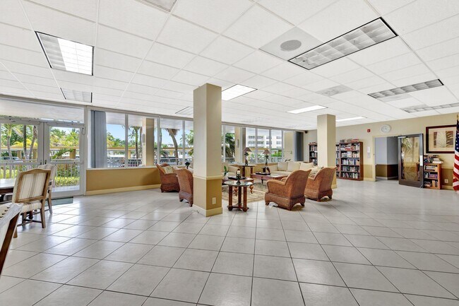 Building Photo - 328 N Ocean Blvd