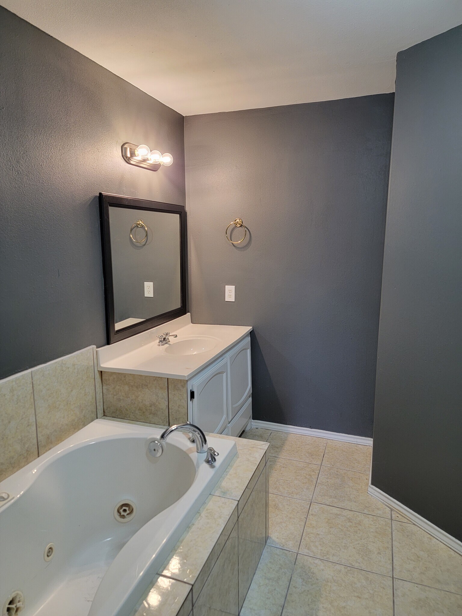 Building Photo - 610 W Blue Jay Ave