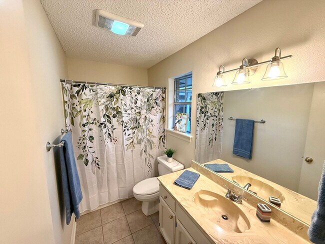 Building Photo - Spacious 3BR/2BA in Brookhollow – All Appliances Included