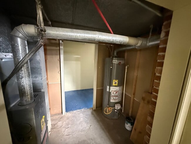 Building Photo - Two bedroom, one bathroom, pet friendly home located in Scottsbluff, NE.