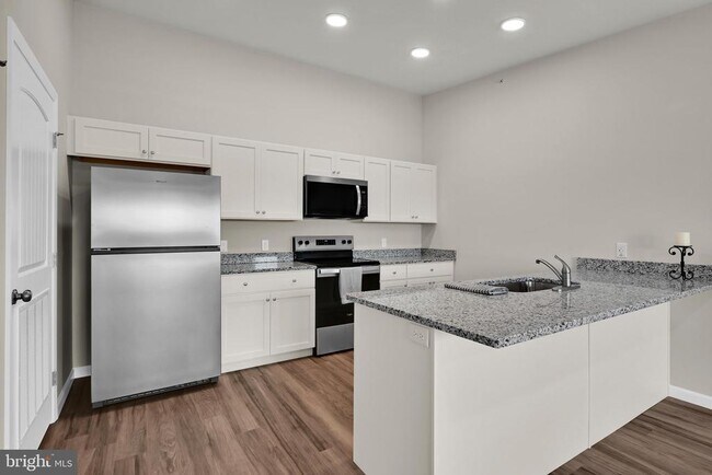 Building Photo - 1000 COLBY Ln