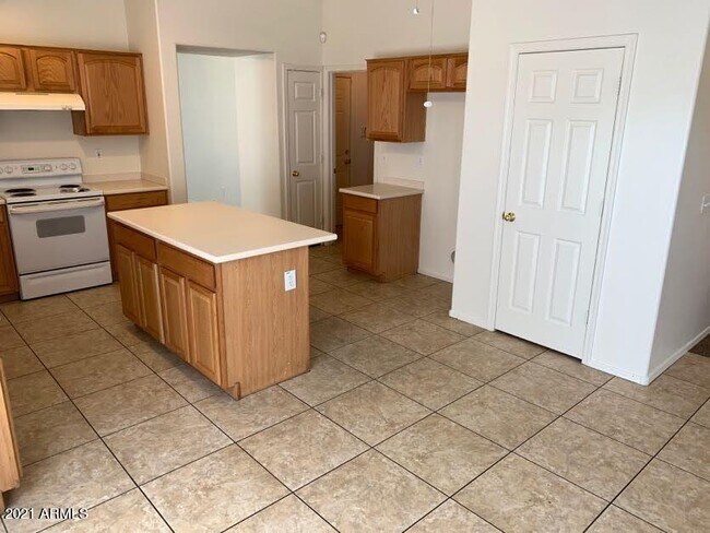 Building Photo - 6005 S 15th Dr