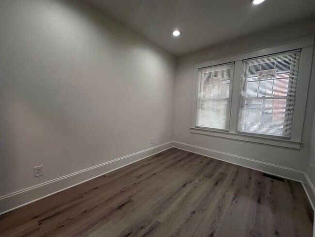 Building Photo - 528 Manor St