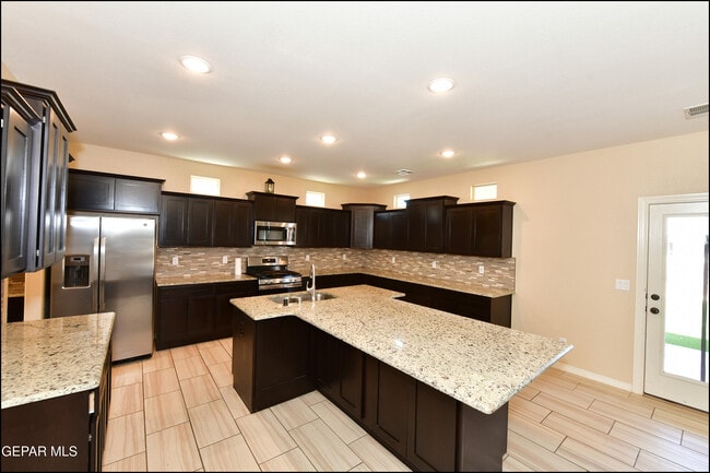 Building Photo - 14717 Tierra Escape Ave