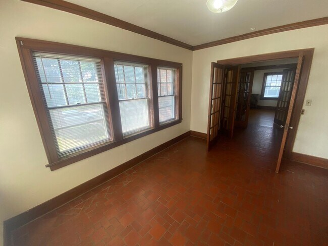 Building Photo - Massive 4 Bedroom, 2 Bath Brick Home