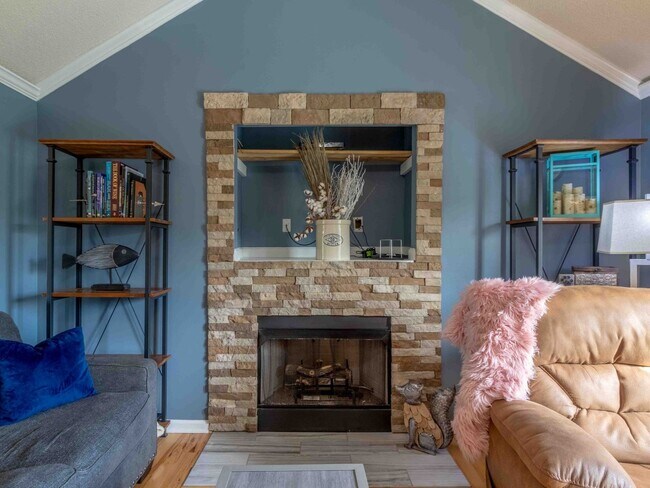 Building Photo - 3 bedroom Dog Friendly Home For Rent with Swimming Pool!