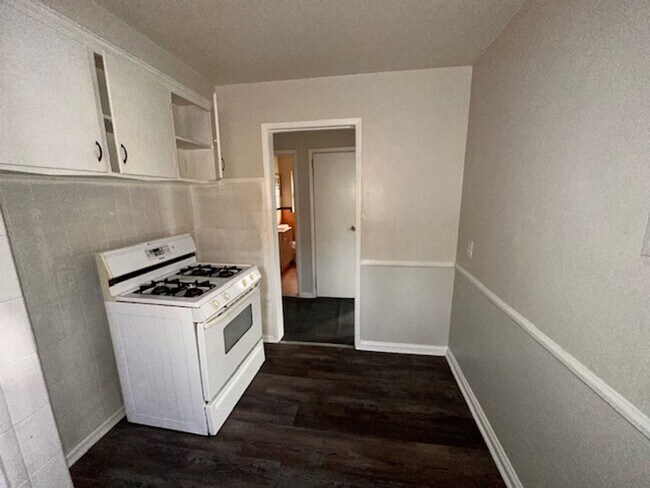 Building Photo - Stunning 3 Bedroom Brick Bungalow on Eastside of Detroit, Move in ready!