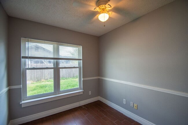 Building Photo - 704 Putt Ln